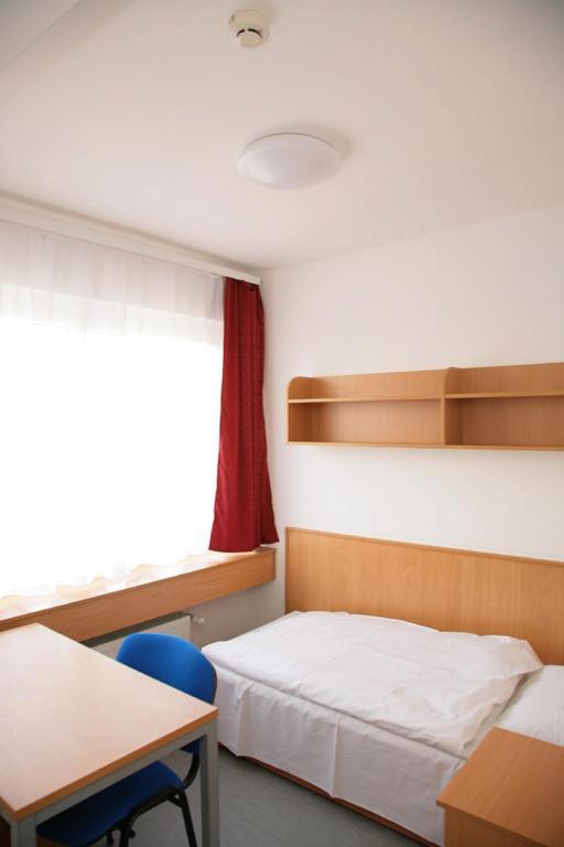 Imola Hostel Eger Rum bild